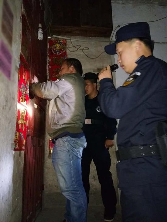 钟山区粗心妈妈误将幼女锁家中 民警全城寻开锁师傅开门