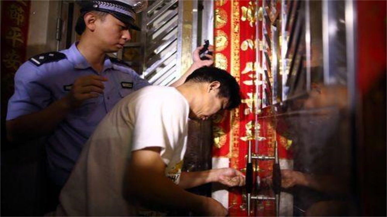 钟山区请开锁师傅开了锁后，师傅为什么一般都不进门，就算主人请也不进去？